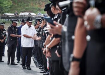 SAIFUDDIN Nasution Ismail bersalaman dengan pegawai dan anggota Jabatan Penjara ketika mengadakan lawatan rasmi ke Ibu Pejabat Jabatan Penjara Malaysia di Kajang, hari ini. - UTUSAN/MUHAMAD IQBAL ROSLI