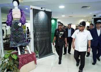 SAIFUDDIN Nasution Ismail dan timbalan, Datuk Seri Dr. Shamsul Anuar Nasarah (kanan) diiringi Ketua Pengarah Penjara Malaysia, Komisioner Jeneral Datuk Nordin Muhamad (kiri) melihat hasil kraf tangan banduan yang dipamerkan di Galeri Vokasional dan Indutri sempena lawatan rasmi beliau ke Ibu Pejabat Jabatan Penjara Malaysia hari ini. - UTUSAN/ MUHAMAD IQBAL ROSLI