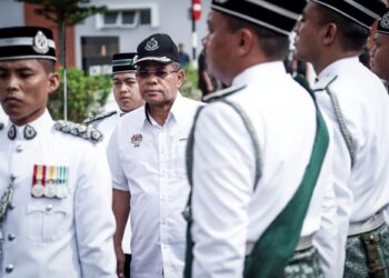 SAIFUDDIN Nasution Ismail (tengah) memeriksa perbarisan kawalan kehormatan anggota Jabatan Penjara Malaysia ketika lawatan rasmi ke Ibu Pejabat Jabatan Penjara Malaysia di Kajang, hari ini. Turut sama, Timbalan Menteri Dalam Negeri, Datuk Seri Dr. Shamsul Anuar Nasarah (kiri) dan Ketua Pengarah Penjara, Komisioner Jeneral Datuk Nordin Muhamad. - UTUSAN/MUHAMAD IQBAL ROSLI