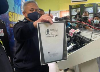ABD. Jalil hassan menunjukan kad UNHCR yang diperoleh Sajat di Thailand.