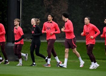 MOHAMED Salah (kanan) menjalani latihan di Liverpool semalam dalam persiapan menghadapi Nottingham Forest pada aksi Liga Perdana Inggeris hari ini.- IHSAN LIVERPOOL FC