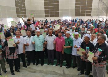 SERAMAI 543 peneroka Felda Neram 2 menerima geran tanah rumah dan ladang kelapa sawit di Bandar Baru Cheneh, di Kemaman, Terengganu, semalam. - NIK NUR IZZATUL HAZWANI NIK ADNAN