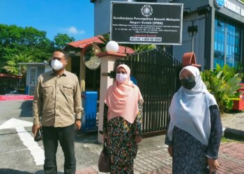 DR. Salmee Said (tengah) diiringi Asmirul Anuar Aris (kiri) dan Nashitoh Kassim hadir ke Pejabat SPRM Kedah di Alor Setar, Kedah, hari ini. - UTUSAN/MOHD. RAFIE AZIMI