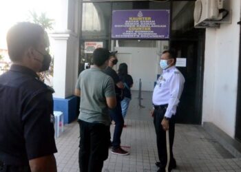 KEADAAN di kaunter bayaran saman di Ibu Pejabat Polis Daerah (IPD) Timur Laut, Georgetown, Pulau Pinang kelihatan lengang dan tidak lagi sesak selepas diskaun pembayaran saman yang dijadual berakhir semalam, telah dilanjutkan sehingga 31 Disember ini. - UTUSAN/IQBAL HAMDAN