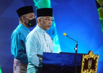 AL-Sultan Abdullah Ri'ayatuddin Al-Mustafa Billah Shah bertitah ketika berkenan berangkat pada Majlis Sambutan Ma'al Hijrah Peringkat Kebangsaan Tahun 1444H dan Majlis Bacaan Yasin Hari Pahlawan Tahun 2022 diiringi oleh Menteri di Jabatan Perdana Menteri (Hal Ehwal Agama) Datuk Idris Ahmad di Masjid Wilayah Persekutuan di sini hari ini. -UTUSAN/AMIR KHALID  PEMBERITA - ARIFF ( UTUSAN )
