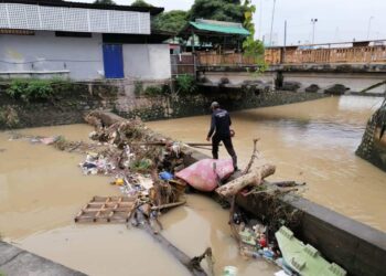 ANTARA gambar yang dipersembah kepada Sultan Ibrahim Sultan Iskandar mengenai pembuangan sampah di saliran air sekitar Johor Bahru, Johor. - UTUSAN ONLINE 