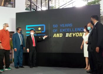 CHOW Kon Yeow (tiga dari kiri) ketika merasmikan majlis pelancaran Ulang Tahun Ke-50 Perindustrian Pulau Pinang di Perbadanan Pembangunan Pulau Pinang (PDC) hari ini.