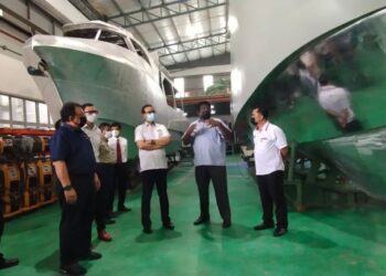 SAMSOLBARI Jamali (tiga dari kanan) bersama Ahmad Tarmidzi Ramly (dua dari kiri) ketika melawat limbungan kapal Syarikat DK Naval Technologies di Taman Perindustrian Tanjung Pelepas, Iskandar Puteri di Johor.