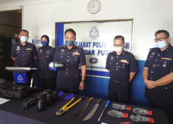 DZULKHAIRI Mukhtar (tiga kiri) menunjukkan peralatan kamera yang dirampas dalam serbuan yang membawa penahanan empat suspek kes pecah rumah di sekitar daerah itu pada sidang akhbar di IPD Iskandar Puteri di Johor. - UTUSAN/KHAIRUL MOHD ALI