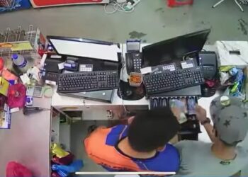 TANGKAP layar rakaman CCTV menunjukan suspek (kanan) menyamun sebuah kedai runcit di Kampung Baru, Sungai Tiang, Pendang malam semalam.