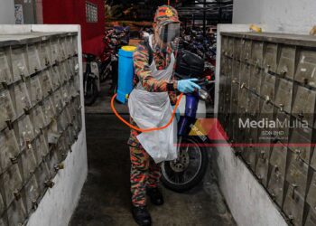 ANGGOTA Bomba dan Penyelamat Kuala Lumpur melakukan kerja-kerja sanitasi di Projek Perumahan Rakyat (PPR) Perkasa, Jalan Nakhoda Yusuf. Kuala Lumpur. - UTUSAN/AMIR KHALID