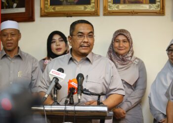 MUHAMMAD Sanusi  dalam sidang akhbar di Padang Terap, Kuala Nerang, semalam. 
Pemberita : Zaid Mohd Noor(Utusan) / Foto : Shahir Noordin