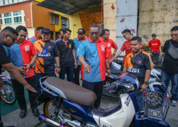 MUHAMMAD Sanusi Md. Nor (tengah) melawat pameran motosikal ketika merasmikan Majlis Penutup Hari Belia Negara Peringkat Negeri Kedah 2022 di Kompleks Belia dan Sukan Alor Setar, Kedah, hari ini. - UTUSAN/ SHAHIR NOORDIN