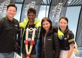 SARAH Ann (dua dari kanan) bergambar bersama T Ravichandran (dua dari kiri) yang selamat pulang ke tanah air selepas menyertai Ekspedisi Himalaya Sports Everest-Lhotse 2023.