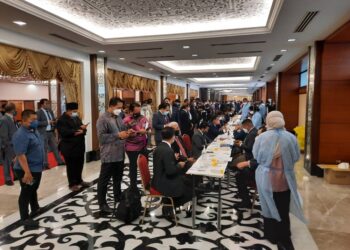 SEMUA yang berada dalam Parlimen semasa Sidang Khas Dewan Rakyat hujung bulan lalu, menjalani ujian saringan susulan terdapat kes positif Covid-19 di Parlimen.