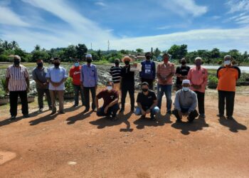 SEBAHAGIAN petani yang berkumpul bagi membantah kenaikan harga benih padi di Kota Sarang Semut, Alor Setar, Kedah, hari ini. - UTUSAN/MOHD. RIFAAT ABD. HAMID
