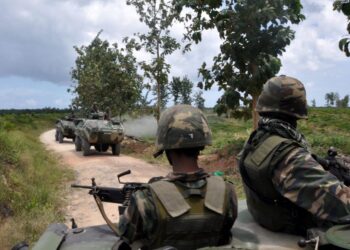 PASUKAN kereta perisai Angkatan Tentera Malaysia menuju ke Kampung Tanduo dalam pertempuran di antara pihak mereka dan pengganas Sulu pada 2013. -Gambar Ihsan Kementerian Pertahanan Malaysia