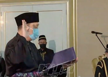 Hajiji Noor mengangkat sumpah di hadapan Yang Dipertua Negeri Sabah, Tun Dr. Juhar Mahiruddin pada Majlis Istiadat Angkat Sumpah di Istana Negeri di Kota Kinabalu, Sabah, hari ini. - TANGKAP LAYAR IHSAN RTM