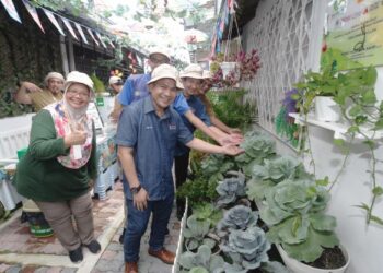 sebahagian daripada penduduk kampung bersama warga Universiti Putra Malaysia  meninjau kebun yang diusahakan oleh mereka.