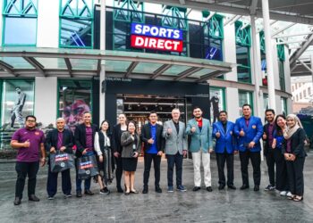 TENGKU Amir Shah Sultan Sharafuddin (enam, kanan) dan Pengarah Urusan Sports Direct Malaysia Sdn. Bhd, Paul Gibbons (lapan, kiri) dalam majlis tandatangan kerjasama antara Sports Direct dan FAS, hari ini