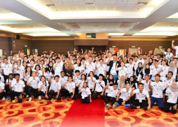 SEBAHAGIAN atlet Malaysia yang membawa cabaran Malaysia pada Sukan SEA 2023 ketika menghadiri Perhimpunan Akhir Kontinjen Malaysia ke Sukan SEA Kemboja baru-baru ini.	- IHSAN MSN