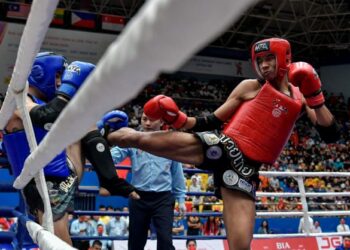 AHMAD Nor Iman Aliff (kanan) mengasak Huynh Hoang Phi  dalam pertarungan  54kg muay thai di Bacninh Gymnasium, semalam.
