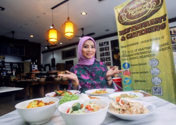 Nasha Hassan menunjukkan antara menu Restoran Sebulek di Cyberjaya. - -UTUSAN/FAISOL MUSTAFA