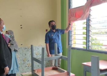 Dr. RADZI Jidin meninjau persiapan menerima kehadiran pelajar menjelang pembukaan sesi bersemuka di Kolej Vokasional Langkawi, semalam. – UTUSAN/NUR AMALINA AZMAN