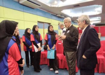 AYUB Yaakob (dua dari kanan) beramah mesra dengan penuntut Universiti Malaysia Kelantan (UMK) yang menghadiri Seminar Pencegahan Jenayah  Rasuah Negeri Kelantan 2022 di Kota Bharu, Kelantan. - UTUSAN/ROHANA MOHD.NAWI