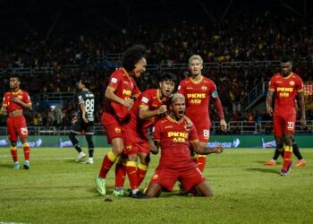 PENYERANG Selangor, Herlison Caion (tengah) meraikan jaringannya bersama rakan sepasukan ketika menentang Terengganu FC pada separuh akhir pertama Piala Malaysia musim lalu. - UTUSAN/FARIZ RUSADIO