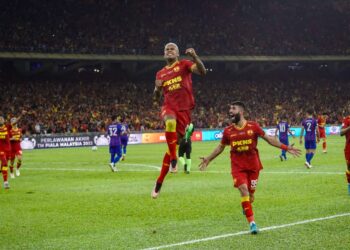 Herlison Caion  meraikan gol jaringannya bersama rakan sepasukan dalam final Piala Malaysia di Bukit Jalil malam ini. - UTUSAN/FARIZ RUSADIO