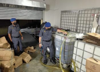 KPDNHEP membanteras kegiatan penyelewengan minyak masak bersubsidi dalam serbuan di Seri Kembangan, Selangor. - IHSAN KPDNHEP