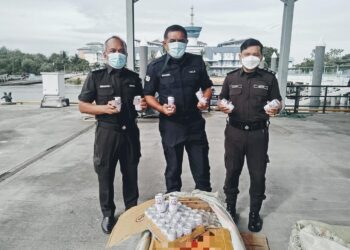 MAQIS Selangor  menggagalkan cubaan sebuah kapal dari Indonesia ymembawa masuk 3,200 tin susu steril tanpa permit import yang sah di Kompleks Barter Trade, Pelabuhan Klang Selatan, Selangor, kelmarin.