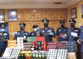 ROKOK dan minuman keras seludup bernilai RM1.65 juta yang dirampas JKDM Perak dalam tiga serbuan berasingan di Teluk Intan dan Ipoh, Perak, baru-baru ini. 