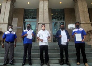 M. SELVENTHIRAN (dua dari kiri) menunjukkan memorandum berhubung rungutan MIMTA di pekarangan Pejabat Perdana Menteri, Putrajaya. - FOTO/FAISOL MUSTAFA