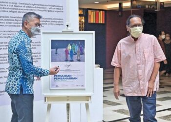 Menteri Kewangan, Tengku Datuk Seri Zafrul Tengku Abdul Aziz (kiri) merasmikan pameran foto ‘Pemulihan: Pembaharuan’ di The Publika Shopping Gallery Kuala Lumpur.