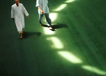 Penampakan ‘lambang’ bulan sabit serta dua orang yang memakai jubah putih sedang berjalan. Ia sudah cukup menceritakan bagaimana simbol tersebut menguatkan lagi konten penceritaan  dan sinonimnya dengan Islam.