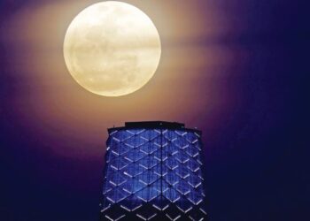 Bulan penuh pada Jun lebih dikenali dengan nama Strawberry Moon. Ia adalah supermoon, kelihatan lebih besar dan lebih cerah. Berlatar hadapankan Menara TRX dirakam pada 14 Jun 2022.