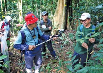 Sebahagian daripada kumpulan saintis dibantu jurugambar semasa pengumpulan data di ekspedisi kajian saintifik.