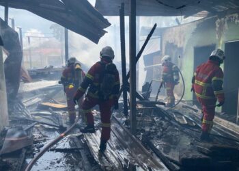 ANGGOTA bomba melakukan kerja-kerja memadam kebakaran rumah di Kampung Ginching Hulu, Jalan Ali Budin dekat Sepang. - GAMBAR IHSAN JBPM