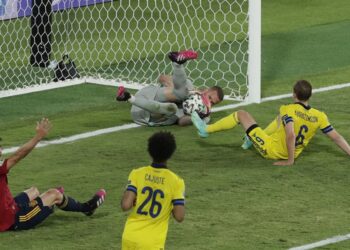 PENJAGA gol Sweden, Robin Olsen, berjaya menyelamatkan gawangnya daripada serangan penyerang Sepanyol, Gerard Moreno dalam perlawanan peringkat Kumpulan E di Stadium La Cartuja, Seville. - AFP