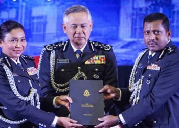 ACRYL Sani Abdullah Sani menyaksikan S. Sasikala Devi (kiri) menyerahkan dokumen serah tugas kepada Hussein Omar Khan dalam Majlis Serah Terima Tugas Ketua Polis Selangor di Maktab PDRM Kuala Lumpur, Cheras, hari ini. - FOTO/MUHAMAD IQBAL ROSLI
