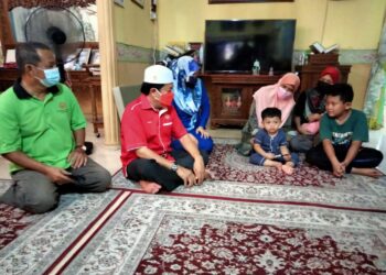 AHMAD Maslan (dua kiri) ketika mengunjungi keluarga Allahyarham Nor Hayon Abd. Azim di Kampung Dalam, Pontian, Johor. -UTUSAN/MUHAMMAD ZIKRI