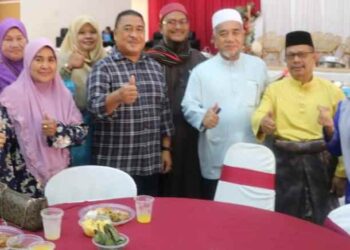 ISMAIL Mohamad Said (lima, kanan), Kamal Ashaari (tiga kanan) dan Mat Amin Lebai Shafie (dua kanan) bersilaturahim pada majlis jamuan Aidil Fitri di Felda Seroja Jengka 18, Kuala Krau semalam. – UTUSAN/SALEHUDIN MAT RASAD