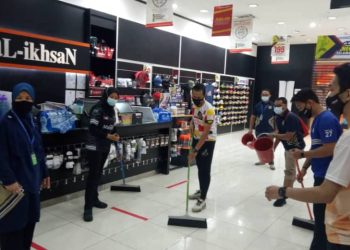 KAKITANGAN Al-Ikhsan dengan dibantu pegawai Jabatan Agama Islam Wilayah Persekutuan melakukan proses samak dan sertu di kedai berkenaan di Alamanda, Putrajaya, hari ini.