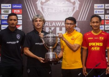 Ketua Jurulatih JDT, Hector Bidoglio (kiri) dan ketua  pasukan, Farizal Marlias (dua, kiri) bersama rakan sejawatan mereka dari Selangor, Tan Cheng Hoe (kanan) serta Sharul Nazeem Zulpakar bergambar dengan Piala Malaysia di Stadium Nasional Bukit Jalil semalam. – UTUSAN/SHIDDIEQIIN ZON