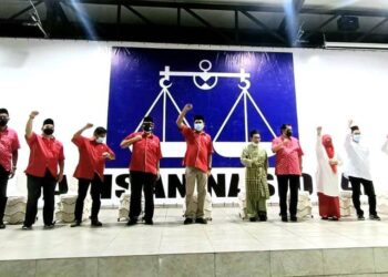 MOHAMAD  ALI Mohamad (lima dari kiri) bersama barisan kepemimpinan UMNO Bahagian Tangga Batu selepas perasmian Mesyuarat Berkelompok Cawangan-cawangan di Dataran Baitul Tariq, Klebang, Melaka. - UTUSAN/AMRAN MULUP