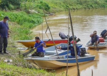 HAMPA..Para Nelayan Sungai Karang pulang dalam keadaan hampa selepas gagal memperoleh sebarang tangkapan ikan ekoran Sungai Karang di Behrang yang tercemar. – UTUSAN/AMIR KHALID
