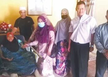 WAN Zaki Wan Daud (dua dari kiri) bersama Wan Nurjannah Fakhira (kiri) semasa menerima kehadiran Persatuan Ibu Bapa dan Guru (PIBG) SMK Seksyen 16, Shah Alam, Selangor. - UTUSAN/ABDUL RAZAK IDRIS
