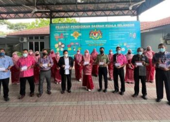 PENGETUA dari lapan sekolah di Tanjong Karang menerima sumbangan alat tulis untuk diserahkan kepada pelajar calon SPM di PPD Kuala Selangor, Selangor.